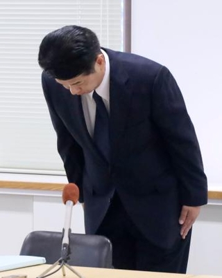 佐賀県警の科捜研職員によるDNA型鑑定の不正を謝罪する井上利彦首席監察官=8日午後、佐賀県警本部