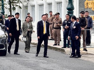 タイの最高裁判所に到着したタクシン元首相(中央)=9日、バンコク(共同)