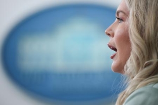 ホワイトハウスで記者会見するレビット米大統領報道官=9日、ワシントン(ゲッティ=共同)