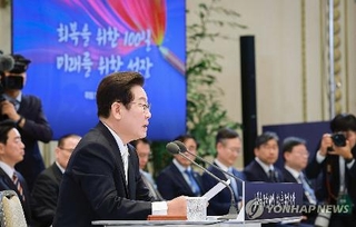 韓国大統領府で記者会見する李在明大統領=11日、ソウル(聯合=共同)