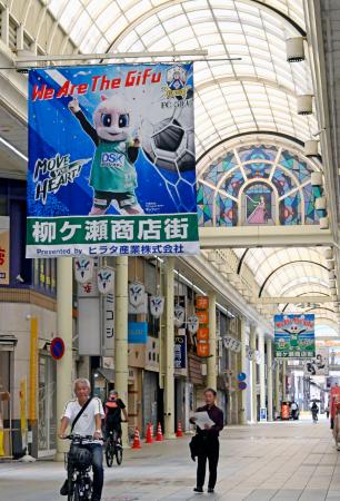 撤去の方針が決定した柳ケ瀬商店街北側のアーケード=12日午後、岐阜市