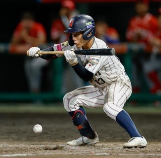 パナマ戦のタイブレークの9回、サヨナラのスクイズを決める岡部=沖縄セルラー