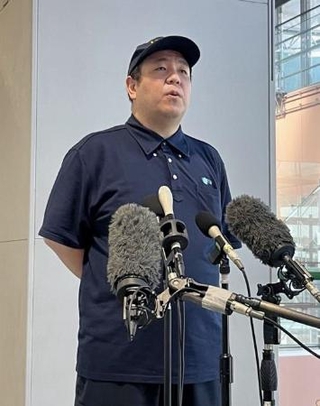 関西空港で取材に応じる運輸安全委員会の高橋充航空事故調査官=15日午前