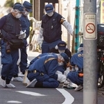 女性が切り付けられた東京都世田谷区野沢の現場付近を調べる捜査員=1日午後3時17分