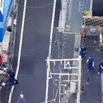 女性が切り付けられた東京都世田谷区野沢の現場付近を調べる捜査員=1日午後2時57分(共同通信社ヘリから)