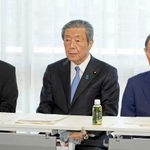 自民党の参院選総括委員会の会合に臨む森山幹事長(中央)ら=2日午前、東京・永田町の党本部