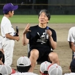 野球教室で子どもからの質問に答える松井秀喜さん。右はイチローさん=2日、石川県七尾市