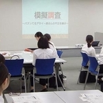 国税庁の職業体験プログラムで模擬税務調査に参加する女子大学生ら=3日午後、東京都内