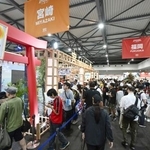 来場者でにぎわう、九州7県の魅力をPRする合同イベントの会場=3日午前、大阪市此花区の夢洲