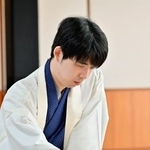 シンガポールで開幕した将棋の第73期王座戦5番勝負で、挑戦者の伊藤匠叡王と対戦する藤井聡太王座=4日(日本将棋連盟提供)