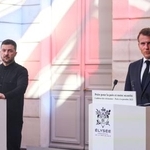 4日、フランス・パリで開かれた有志国連合の会合後、ウクライナのゼレンスキー大統領(左)と並んで記者会見するマクロン大統領(ロイター=共同)