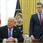米ホワイトハウスの大統領執務室で話すトランプ大統領(左)とヘグセス国防長官=3月(ゲッティ=共同)
