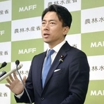 8月、記者会見する小泉農相=農水省