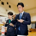 冷凍すしを試食する小泉農相=5日午前、農水省