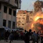 イスラエルの空爆で建物が崩壊し、身構える人々=7日、パレスチナ自治区ガザ市(ロイター=共同)