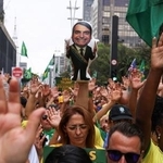 7日、ブラジル・サンパウロで抗議デモをしたボルソナロ前大統領の支持者ら(ロイター=共同)