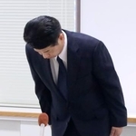 佐賀県警の科捜研職員によるDNA型鑑定の不正を謝罪する井上利彦首席監察官=8日午後、佐賀県警本部