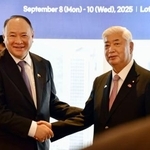 会談前に握手する中谷防衛相(右)とフィリピンのテオドロ国防相=9日、ソウル(共同)