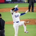 ロッキーズ戦の7回、二塁打を放ってポーズをとるドジャース・大谷=ロサンゼルス(共同)