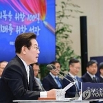 韓国大統領府で記者会見する李在明大統領=11日、ソウル(聯合=共同)