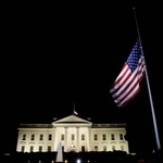 カーク氏追悼で半旗が掲げられたホワイトハウス=10日、ワシントン(ロイター=共同)