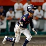 米国戦のタイブレークの8回、決勝の二塁打を放つ岡部=沖縄セルラー