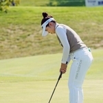 第3ラウンド、6番でバーディーパットを決める山下美夢有。通算14アンダーで3位に浮上=TPCリバースベンド(共同)
