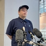 関西空港で取材に応じる運輸安全委員会の高橋充航空事故調査官=15日午前