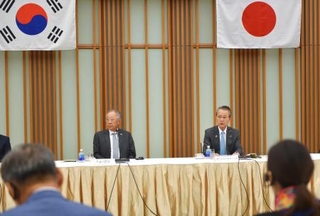 首脳懇談会であいさつする経団連の筒井義信会長。左は韓経協の柳津会長=17日午前、東京都内