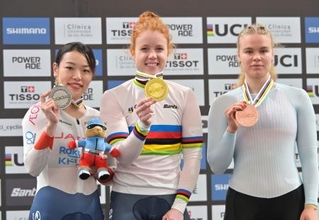女子スプリントの表彰式で銀メダルを手にする佐藤水菜(左)=サンティアゴ(共同)