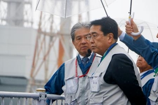 東京電力福島第1原発の廃炉作業の状況を視察する赤沢経産相(手前)=25日午前(代表撮影)