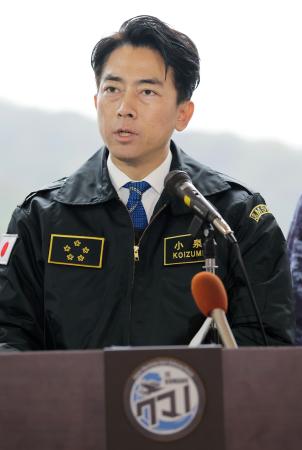 記者会見する小泉防衛相=25日午後、神奈川県の海上自衛隊横須賀基地(代表撮影)