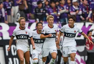 京都-鹿島 試合終了間際、同点ゴールを決め、駆け出す鹿島・鈴木(左端)=サンガS