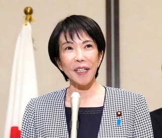 トランプ米大統領との電話会談後、記者団の取材に応じる高市首相=25日、クアラルンプール(共同)