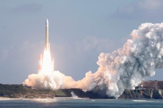 新型無人補給機「HTV-X」1号機を載せ、鹿児島県の種子島宇宙センターから打ち上げられるH3ロケット7号機=26日午前9時
