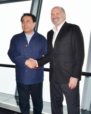 東京スカイツリーの展望台で握手する赤沢経産相(左)とラトニック米商務長官=26日午前、東京都墨田区