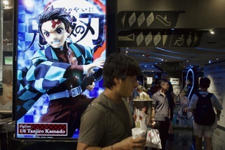 香港の映画館に飾られた「鬼滅の刃」の広告=20日(共同)