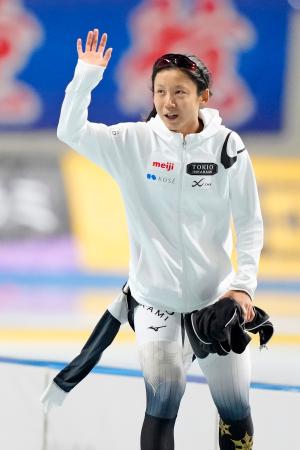 女子1500メートルで10連覇を果たし、歓声に応える高木美帆=長野市エムウェーブ