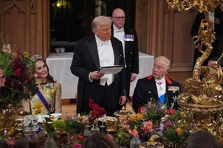 ロンドン郊外ウィンザー城で開かれた晩さん会であいさつするトランプ米大統領(中央)。右はチャールズ英国王=9月(ゲッティ=共同)