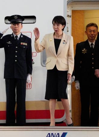 ASEANとの首脳会議などを終え、マレーシアから帰国した高市首相=27日早朝、羽田空港