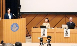日本学術会議総会であいさつする小野田内閣府特命相(左)=27日午前、東京都内