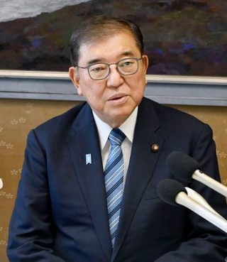鳥取県庁で記者会見する石破前首相=27日午前