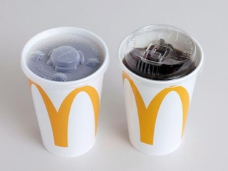 日本マクドナルドが導入するストローを使わずに飲める新型のふた(右)。左は旧来型のふた