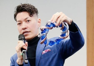 核融合炉の内部の模型を示し、建設構想を説明するヘリカル・フュージョンの田口昂哉CEO=27日、東京都千代田区