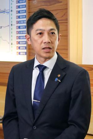 取材に応じる秋田県の鈴木健太知事=27日午後、県庁