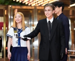 第38回東京国際映画祭のレッドカーペットに登場した岩田剛典さん(右)ら=27日午後、東京都千代田区