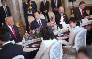 会談する高市首相(手前右)とトランプ米大統領(奥左端)=28日、東京・元赤坂の迎賓館(ゲッティ=共同)