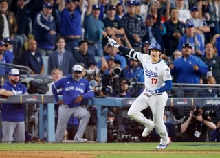 米大リーグ・ブルージェイズとのワールドシリーズ第3戦の7回、この試合2本塁打目となる同点ソロを放ちポーズをとるドジャース・大谷翔平=27日、ロサンゼルス(共同)