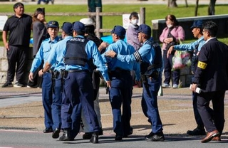 奈良地裁の建物に近づいた男性を制止する警察官=28日午後1時1分