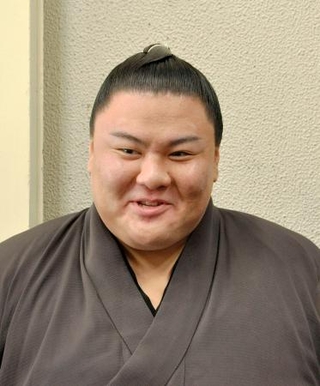 本名の草野から改名し、取材に応じる義ノ富士=28日、福岡市